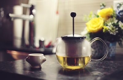 桌子上装满黄色液体的茶壶